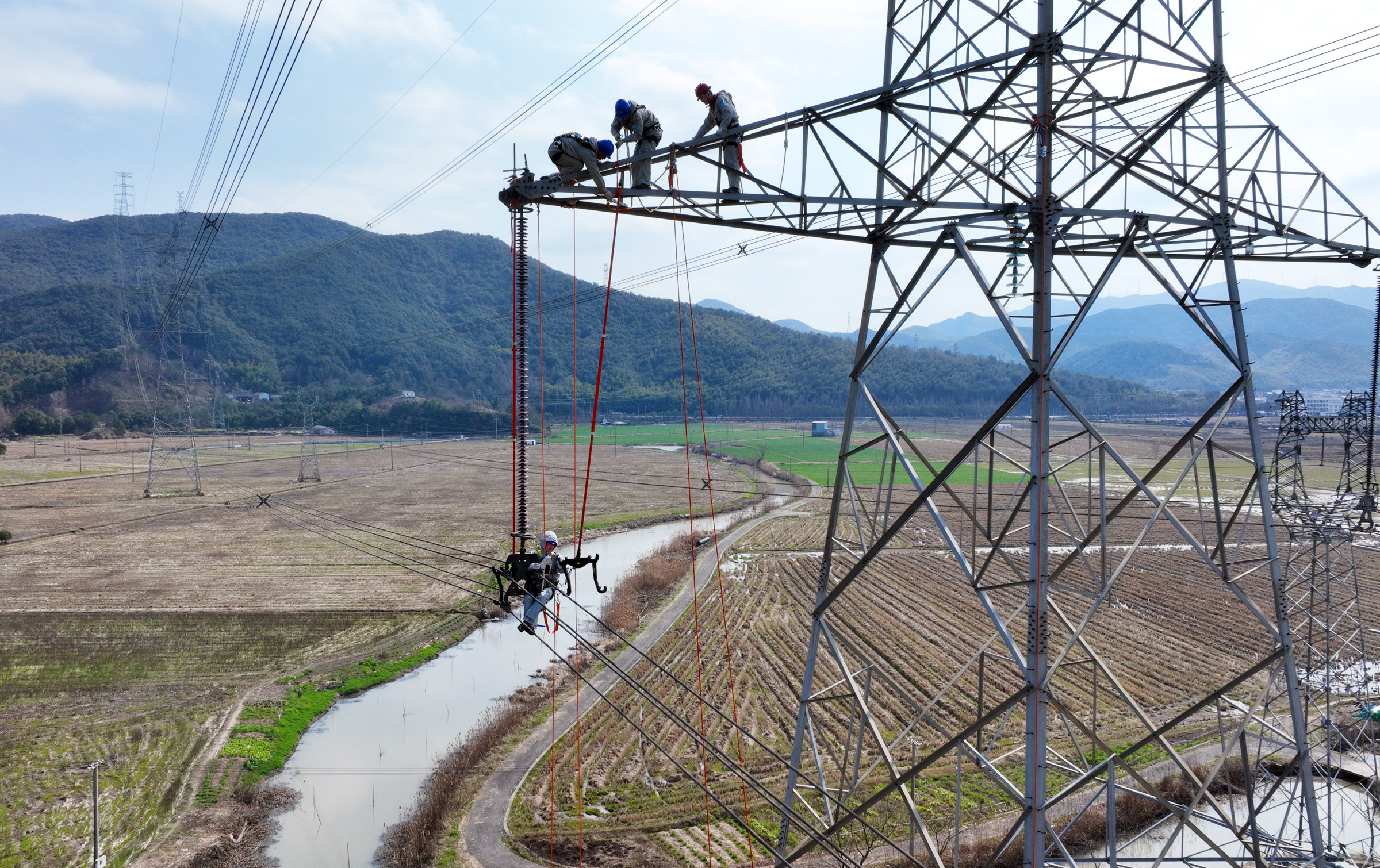 宁波电网完成全省首次组合式500千伏线路等电位作业