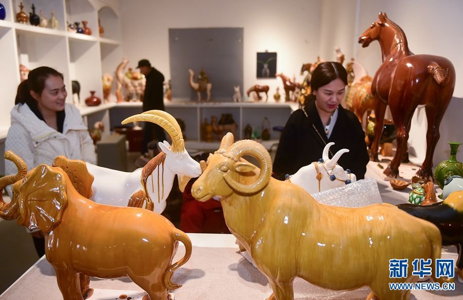 2月19日，河南省洛阳市孟津区朝阳镇南石山村的张家彩窑展示车间，游客在参观欣赏各类彩色釉陶作品。