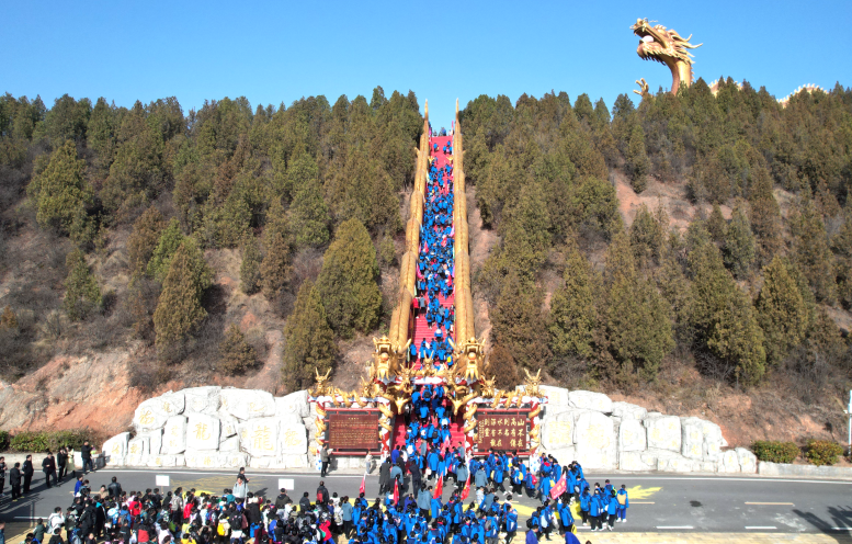 ——爬168层台阶的龙梯