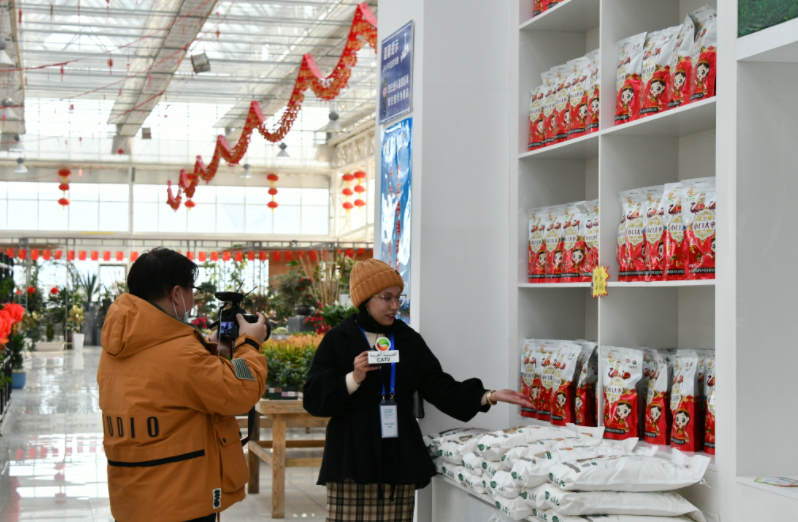 境外媒体采访团在兰州新区花卉交易中心现场录制