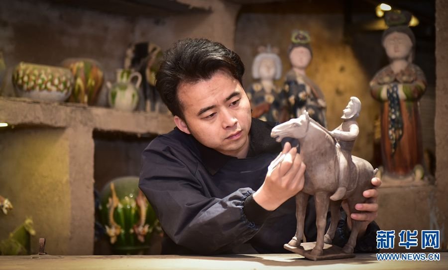 2月19日，河南省洛阳市孟津区朝阳镇南石山村的张家彩窑制作车间，张毅鹏正在对唐三彩坯体进行塑形。
