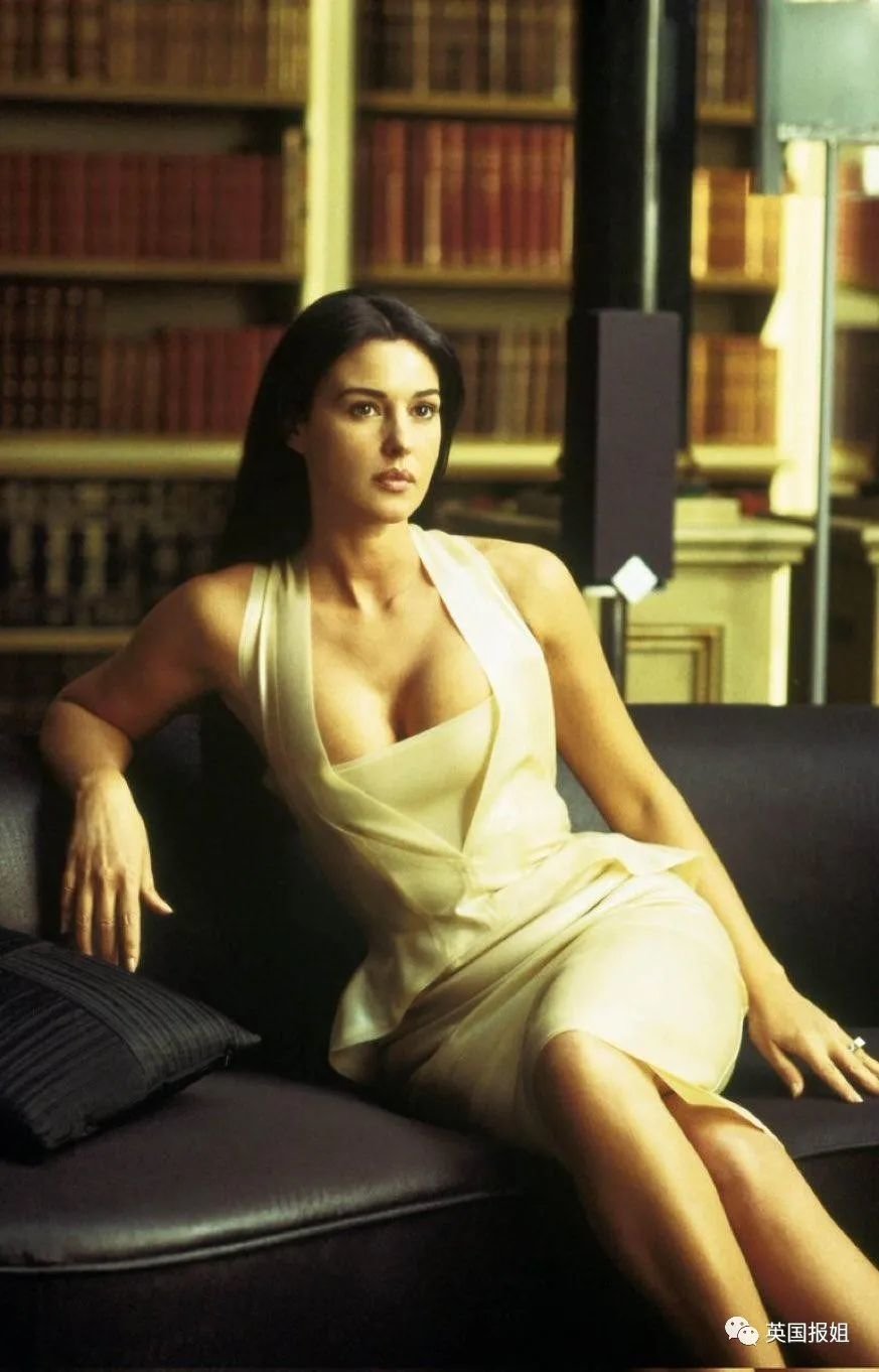 哪些气质能营造出“蒂姆·伯顿”式角色的感觉？ : r/DressForYourBody, image size:873x1362