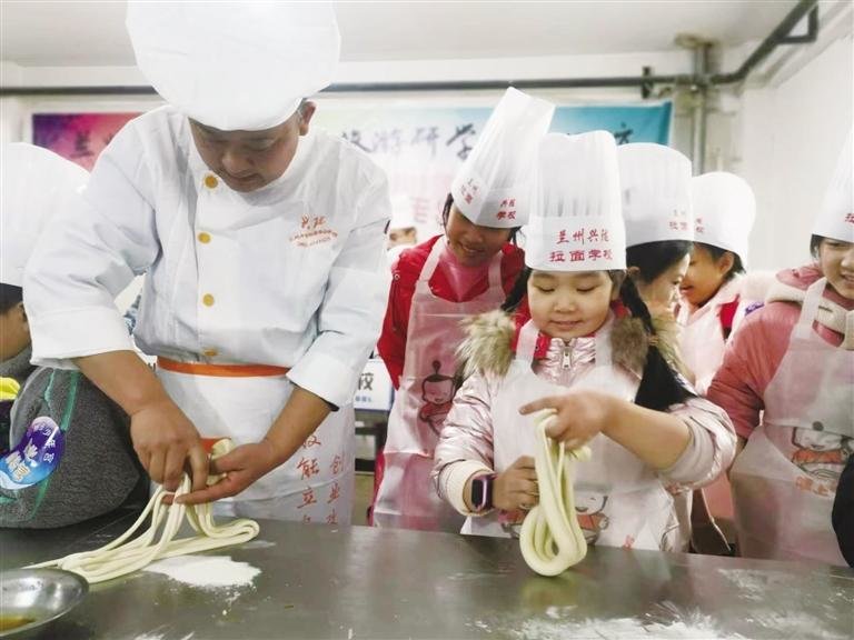 一位“小小拉面师”正在学习制作牛肉面