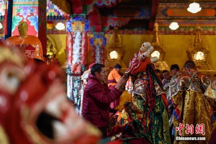 2月19日，西藏楚布寺僧人带上面具准备“羌姆”表演。当日，是藏历十二月二十九日，西藏楚布寺举行“羌姆”表演迎藏历新年。 中新社记者 贡嘎来松 摄