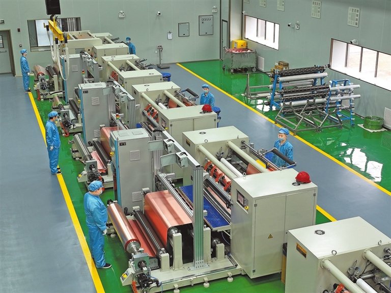 江西鑫铂瑞科技有限公司年产7000吨高端锂电铜箔的分切车间内，工人正在机器设备前忙碌。通讯员 曾志凡摄