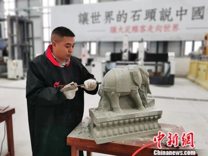 大足石刻工匠正在雕刻 刘欢 摄