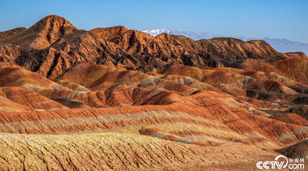 春雪滋润七彩丹霞 景致撩人
