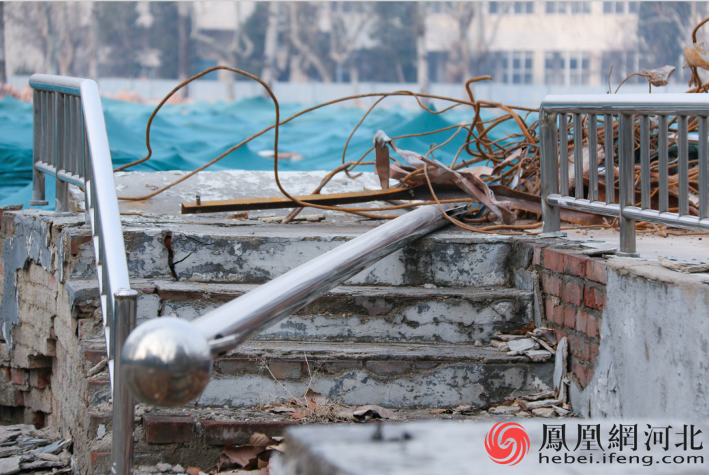 主席台、旧旗杆，见证了无数次的升旗仪式与发言讲话，如今也被一一拆除。 李卓然/摄