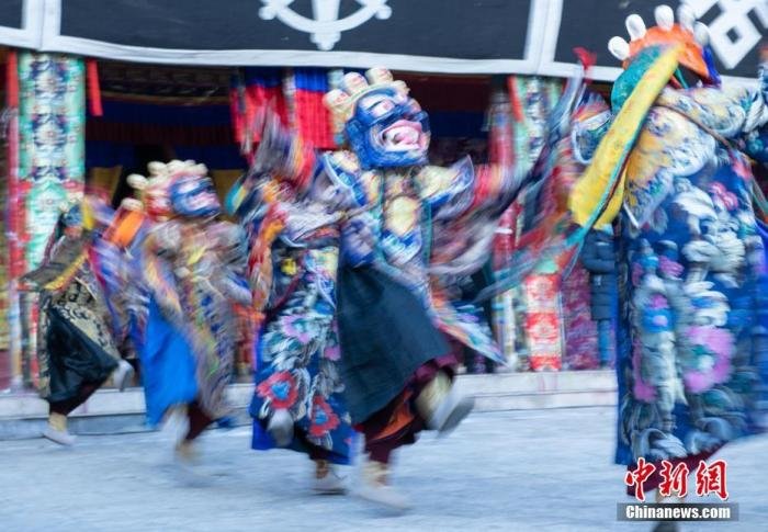 2月19日，西藏楚布寺“羌姆”表演现场。当日，是藏历十二月二十九日，西藏楚布寺举行“羌姆”表演迎藏历新年。 中新社记者 贡嘎来松 摄