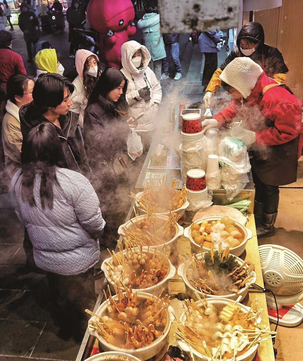 关东煮、炒粉、烤生蚝、烙饼……闻着弥漫的烧烤味道，品尝特色小吃，与朋友谈天说地，回归的烟火气让人们的生活有滋有味。