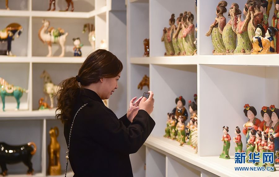 2月19日，河南省洛阳市孟津区朝阳镇南石山村的张家彩窑展示车间，游客在参观欣赏各类唐三彩作品。