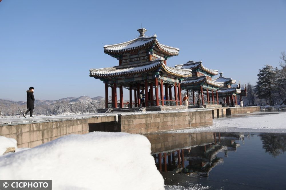 ↑2023年2月19日,游客在河北省承德市避暑山庄景区游玩。CICPHOTO/刘环宇 摄