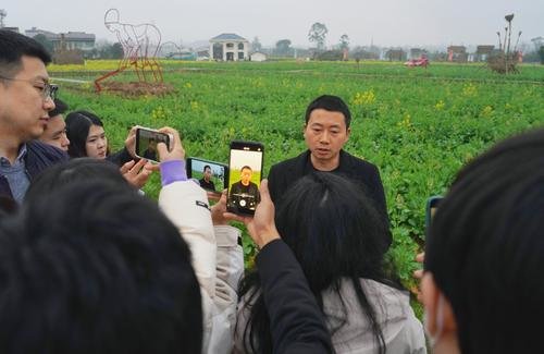 ▲2月20日,璧山区七塘镇,镇文化宣传干部佘林川接受“走进区域看发展 川渝奋楫谱新篇”网上主题宣传采访团采访。记者 崔力 摄/视觉重庆