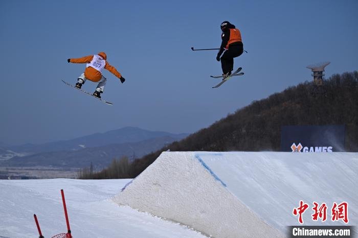 选手在赛场角逐 吉林市冰雪试验区供图