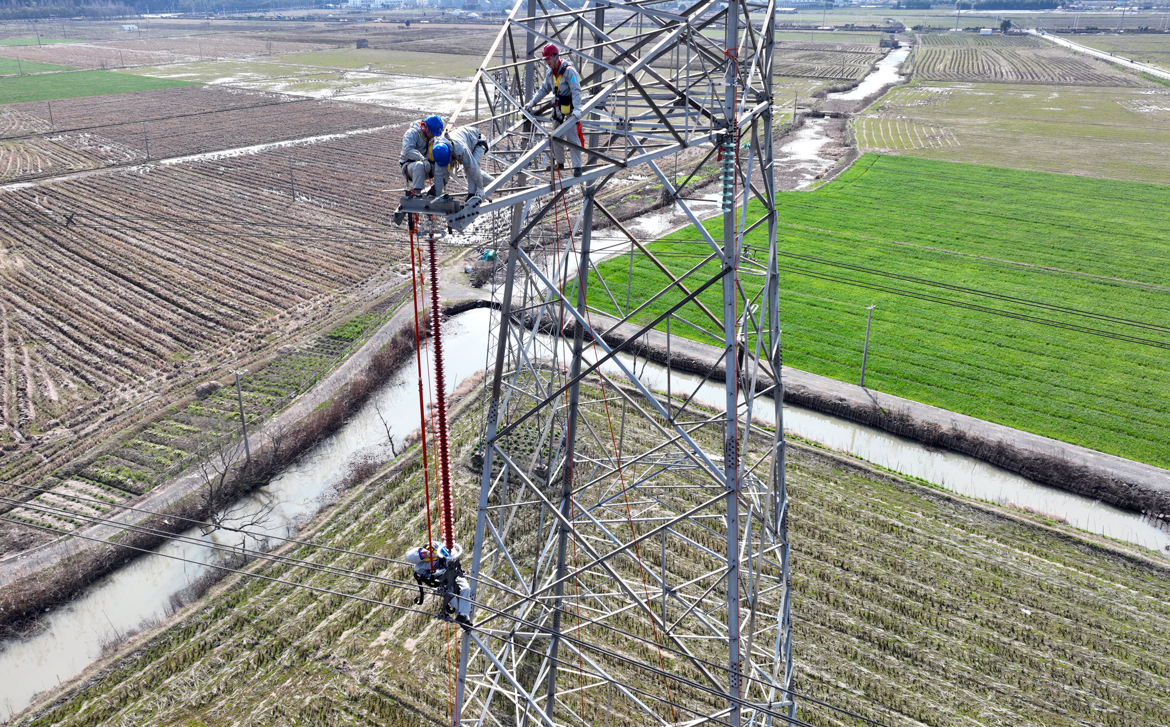 宁波电网完成全省首次“组合式”500 千伏线路等电位作业