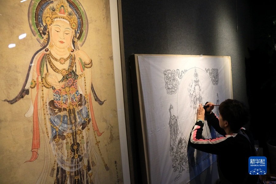 2月22日，在敦煌小镇鸣沙书院，来自陕西的学员吴恩梵学习敦煌壁画临摹技艺。新华社发（张晓亮 摄）