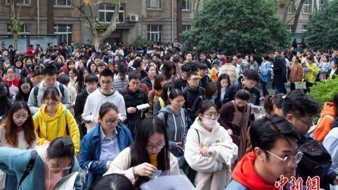 20余省份今举行公务员省考:多地扩招,利好应届生_凤凰网