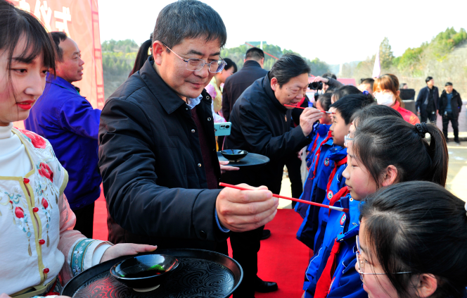 ——与会领导为孩子们点朱砂