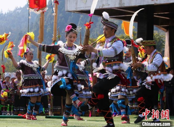 2月20日,广西融水苗族自治县洞头镇,苗族民众在跳芦笙舞. 龙林智 摄