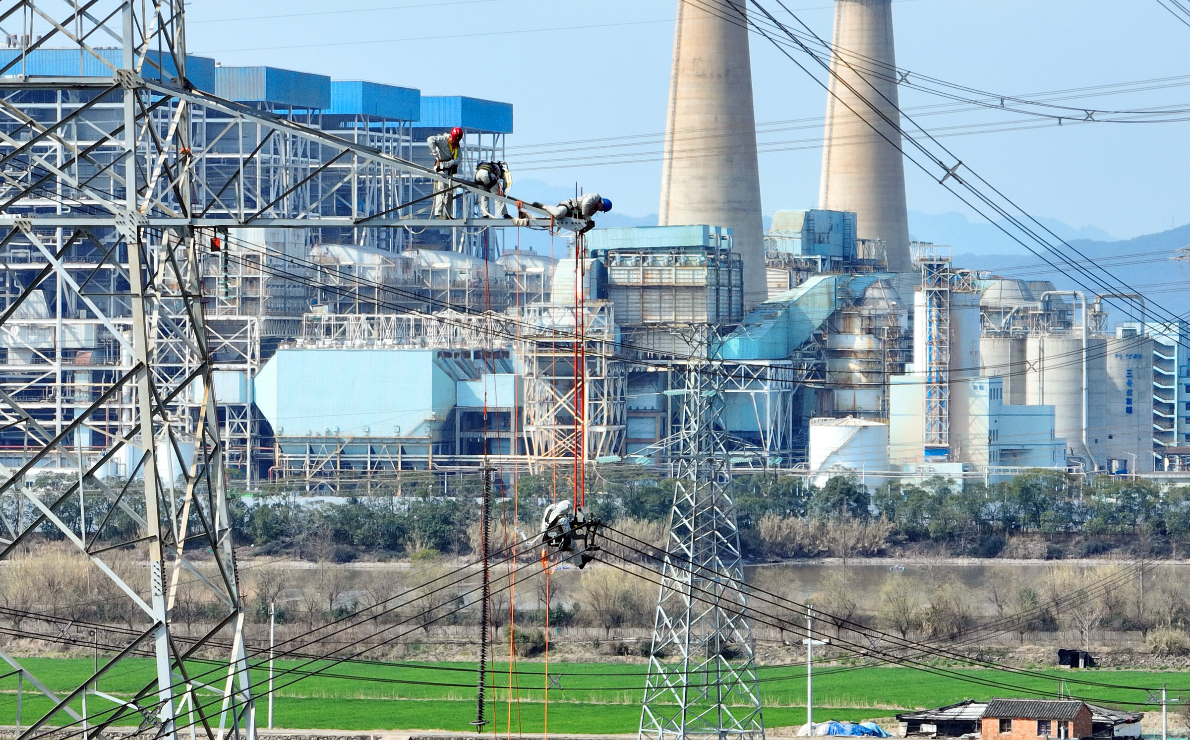 宁波电网完成全省首次“组合式”500 千伏线路等电位作业