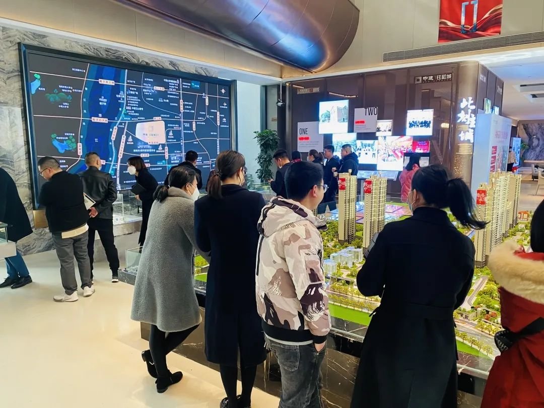 △中建钰和城置业顾问正在讲解