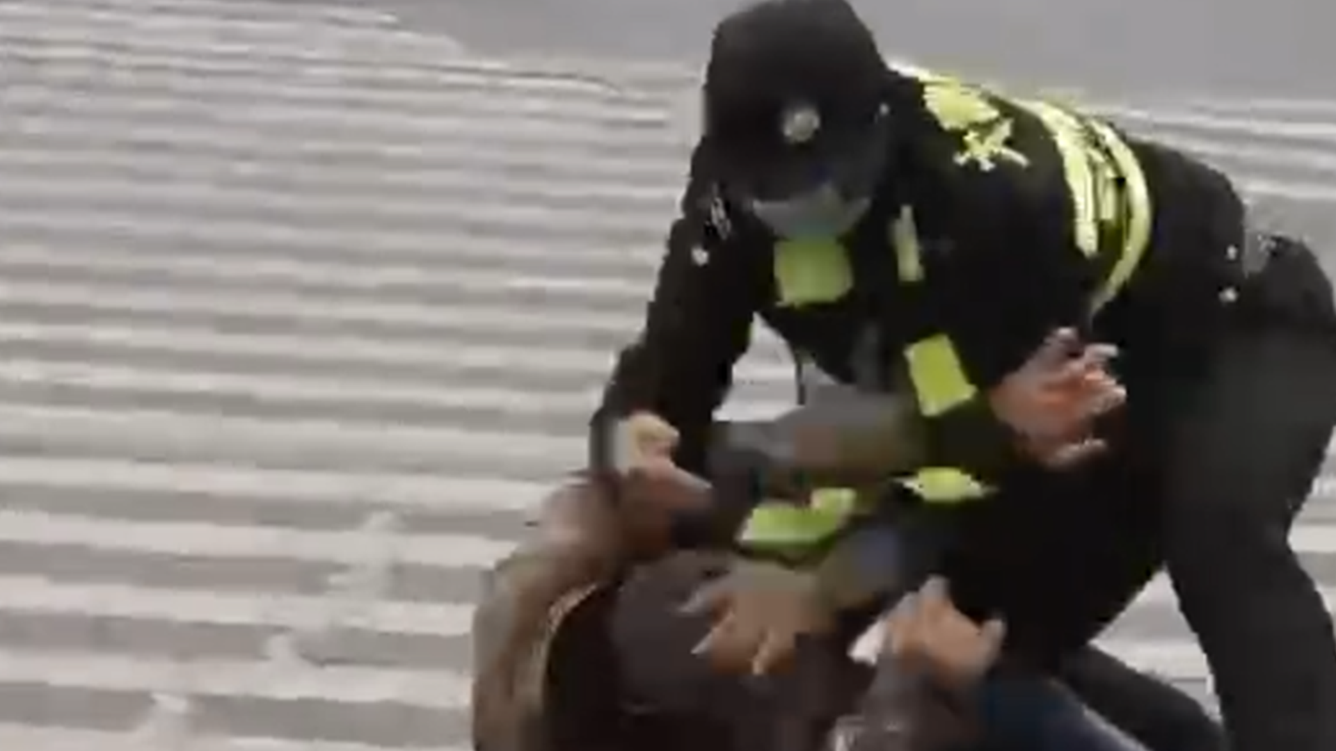 一小区保安当街殴打老人，物业：老人拿铁链先打人