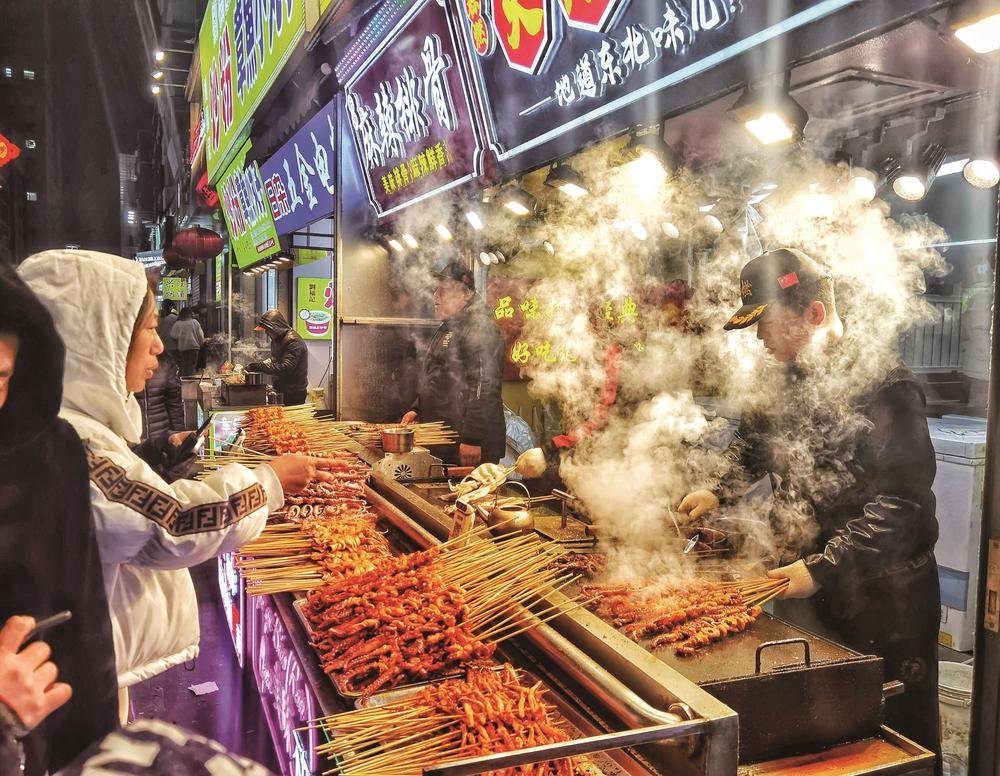 吆喝声和美味的烧烤为夜市带来了熟悉的烟火气息。