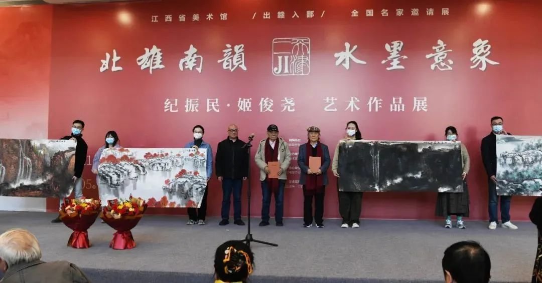 国家一级美术师、江西省美术馆副馆长刘秋生为纪振民、姬俊尧先生颁发捐赠证书