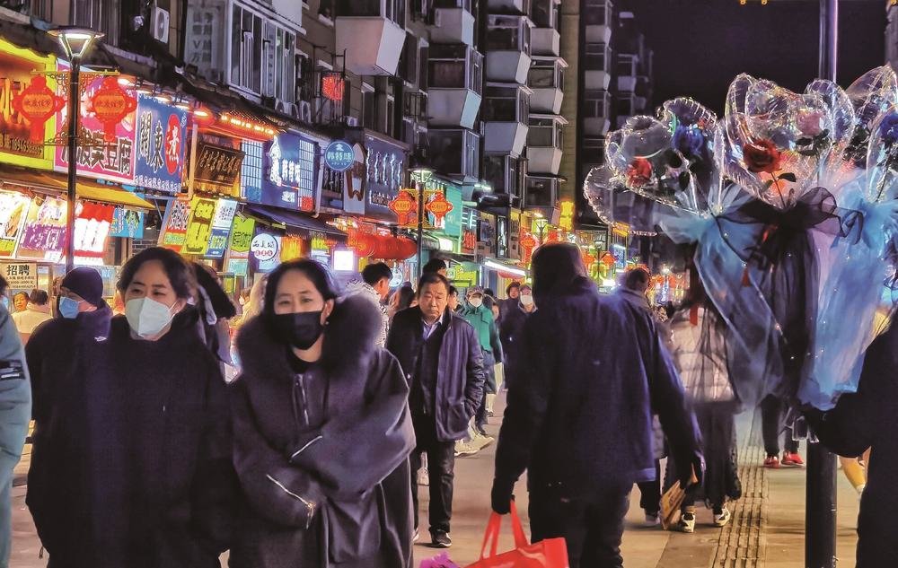 长春市民走出家门，品美食、享好物、赏夜景。