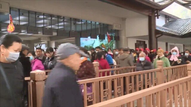张家界迎来5000人超大旅游团