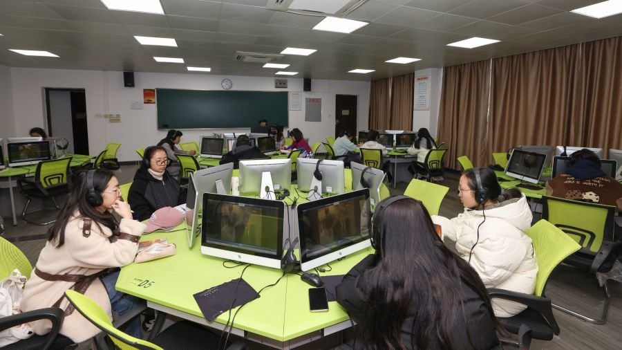 学生在多媒体教室上课