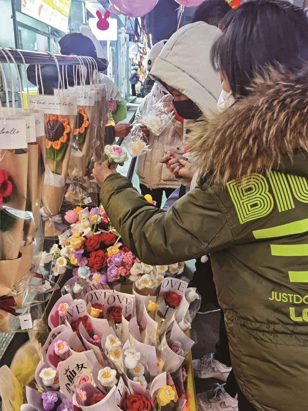 精美的手工艺品受到市民的喜爱。