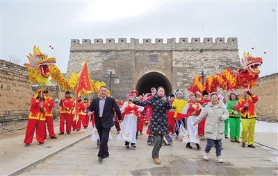图为新荣区长城沿线村落村民和游客在得胜堡内舞龙、扭秧歌，体验传统民俗。大同日报记者 于宏摄