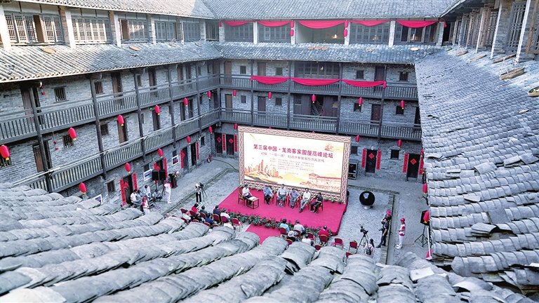 围屋里的高峰论坛。