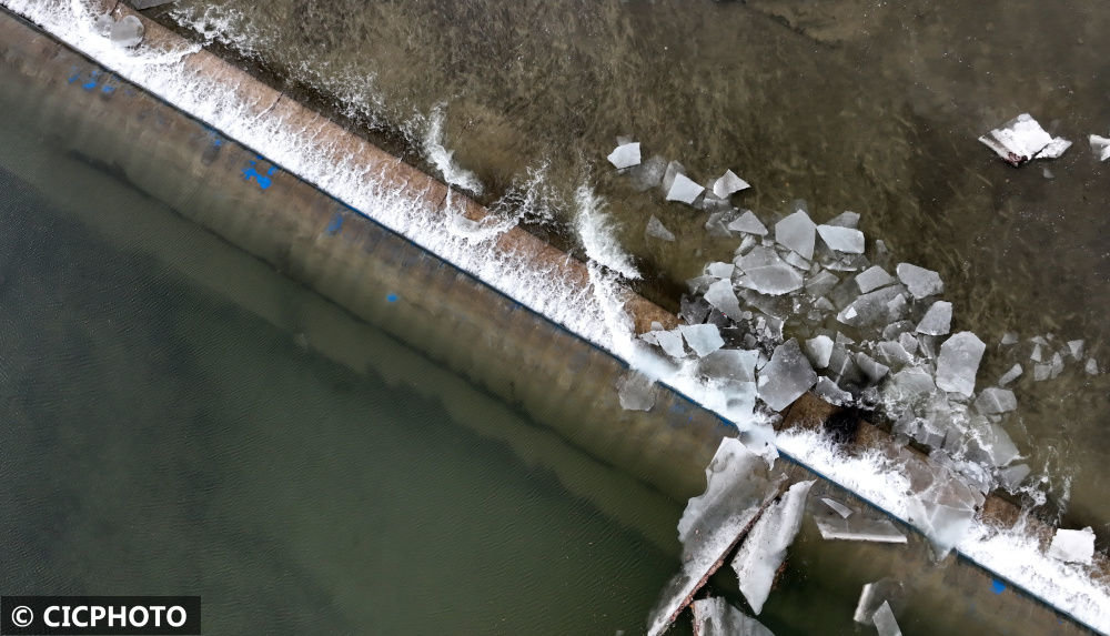 ↑2023年2月16日在新疆库尔勒市拍摄的孔雀河(无人机照片)CICPHOTO/确·胡热 摄