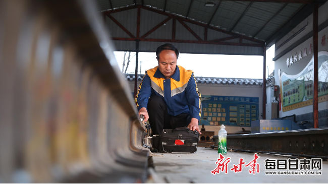 b超仪器什么牌子好2000公里铁路线上的＂钢轨神探＂，探伤做＂B超＂有一套_https://www.jmylbn.com_新闻资讯_第1张