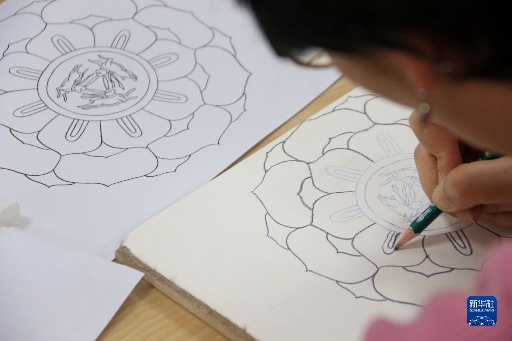 2月23日，学员在敦煌研究院莫高学堂学习临摹敦煌壁画。新华社发（张晓亮 摄）