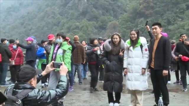 张家界迎来5000人超大旅游团
