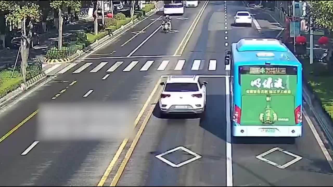 上班途中突遇交通事故，辅警换上执勤服秒上岗