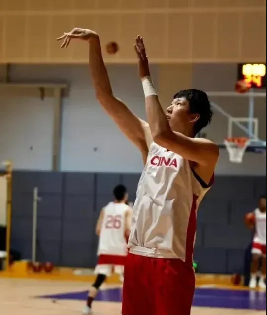 周琦终获自由身，中国篮球却坐在“火山口”
