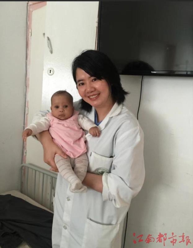 援非时，余腊梅与新生婴儿合影