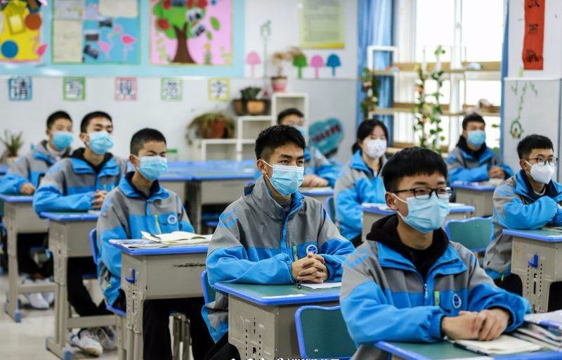 凤凰早报|染粉色头发女孩不堪网暴离世;乌克兰要两类武器遭北约拒绝