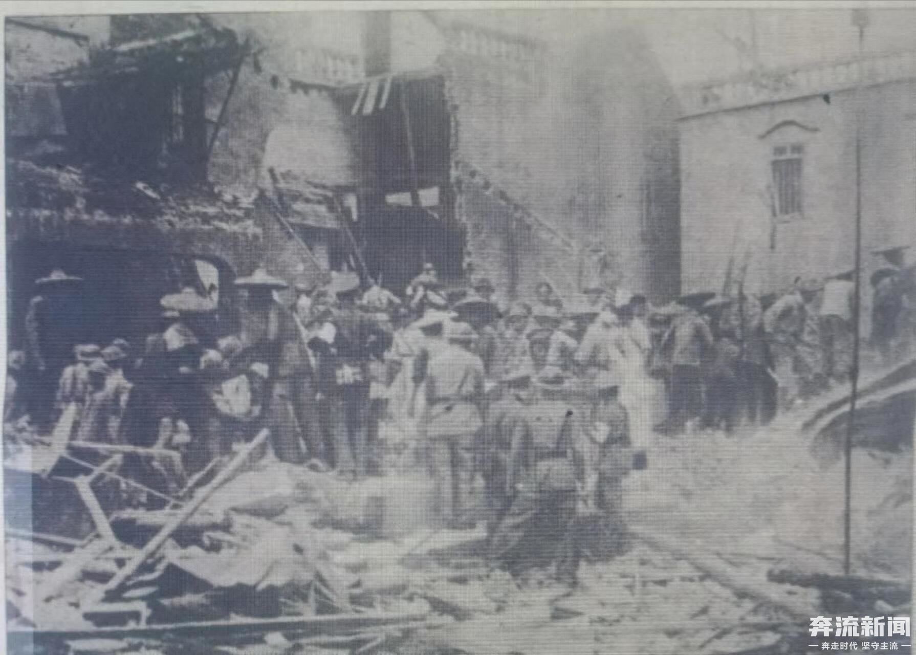 图4:兰州被炸后,军民一致出动,分头抢救受伤同胞。(原图片说明)