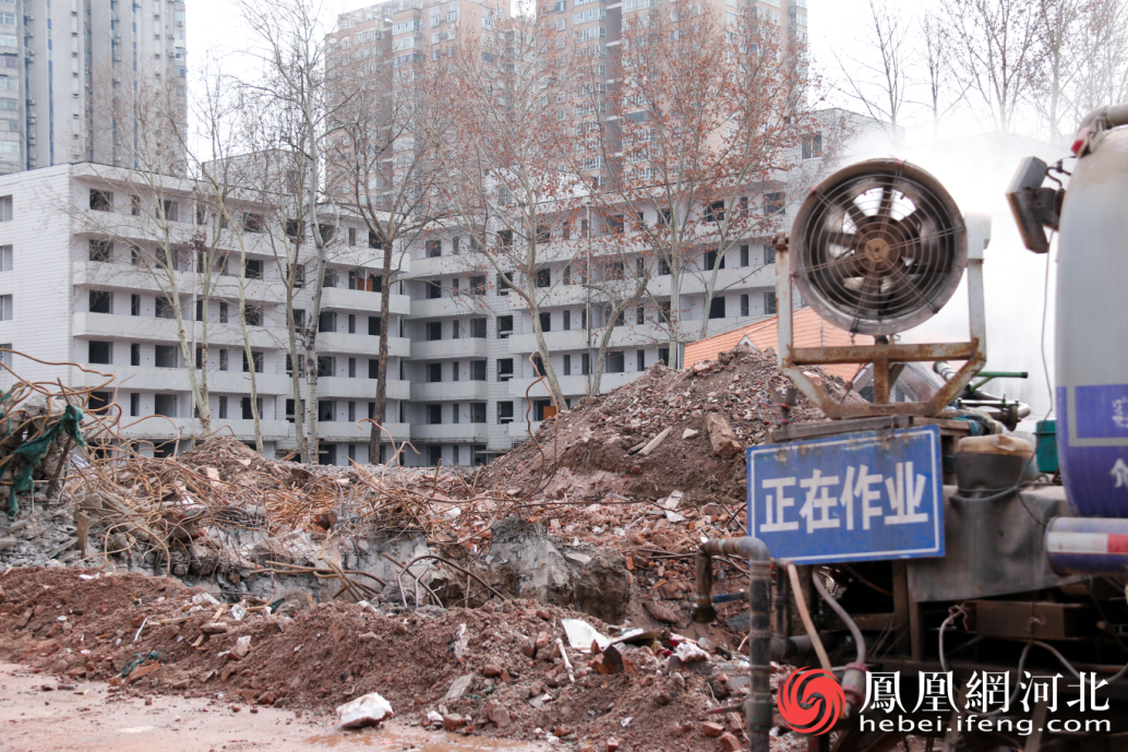 为保障周边环境，随处可见喷洒车以及正在作业的警示。 李卓然/摄