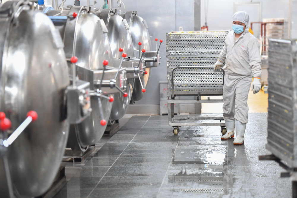 2月24日，在浏阳市省级农业科技园区的一家预制菜企业生产车间，工作人员准备对预制菜进行高温除菌。