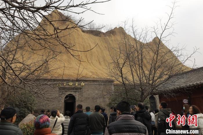 图为游客参观笔架山下的杜甫诞生窑 王迪 摄