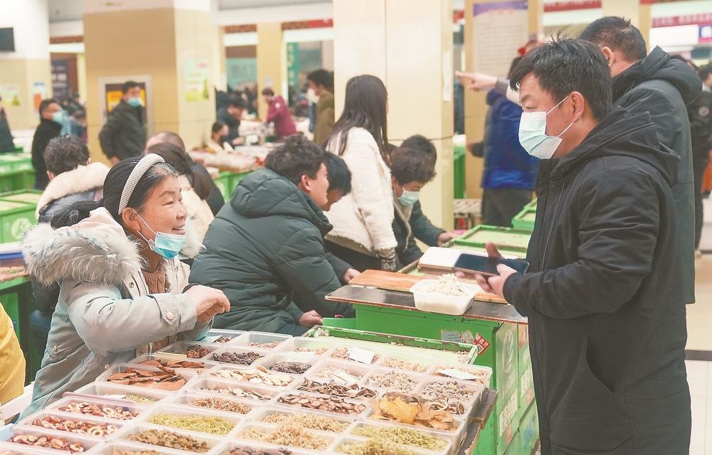 2月13日，在亳州中药材专业市场，来自全国各地的药商在采购药材。记者 李博 摄