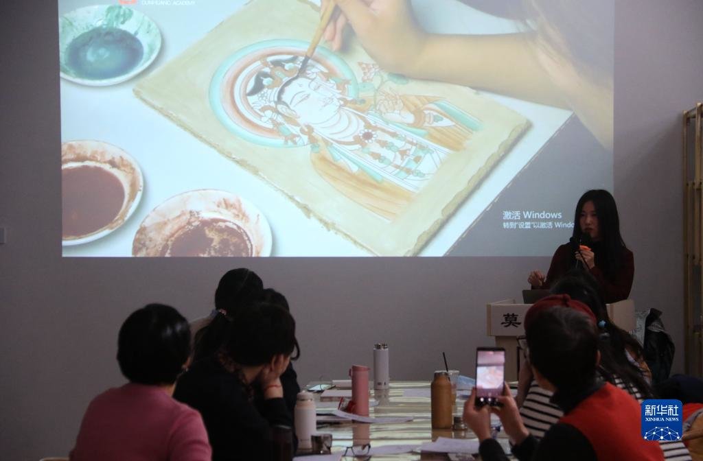 2月23日，在敦煌研究院莫高学堂，研学导师给学员讲授敦煌壁画临摹技法。新华社发（张晓亮 摄）