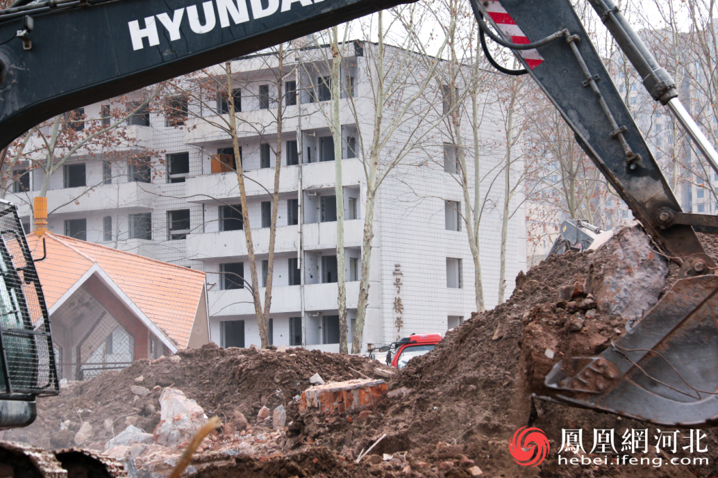 目前仅剩下三号学生公寓楼还未拆除，曾经喧闹的校园如今变的沉寂。 李卓然/摄