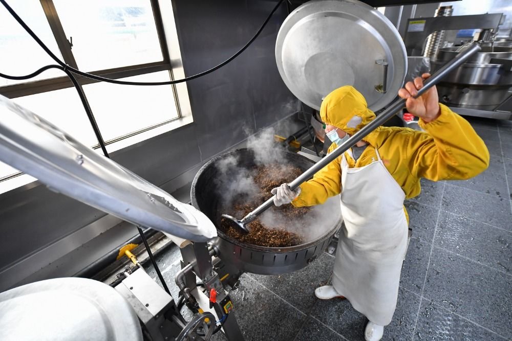 2月24日，浏阳市省级农业科技园区一家预制菜企业工作人员在生产车间炒制预制菜辅料。